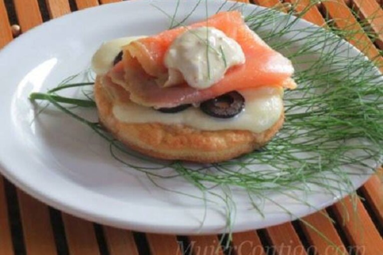 Bruschetta Salmon Ahumado y Mozzarella con aceitunas negras.