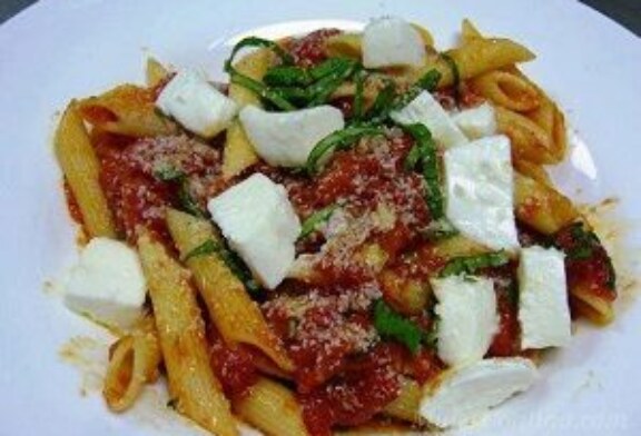 Penne en Salsa Pomodoro y gotas de mozzarella..