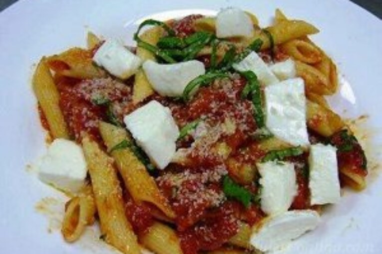 Penne en Salsa Pomodoro y gotas de mozzarella..