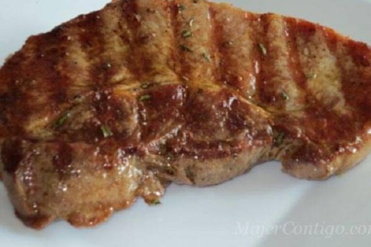 SIRLOIN DE CERDO, al grill marinado con aceite de oliva y ajo.