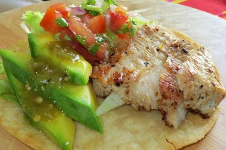 Tostada de pollo al grill
