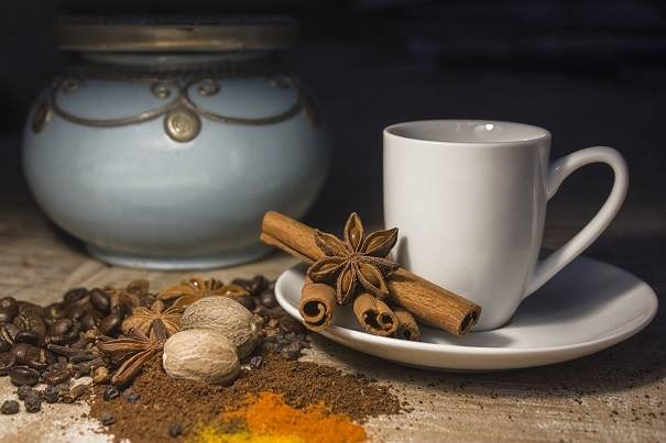 Perfume de canela y clavo para atraer la buena suerte
