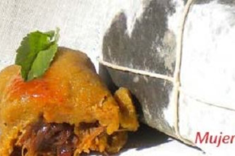 Pasteles de yuca deliciosos con relleno de cerdo, pasas y pimiento‏