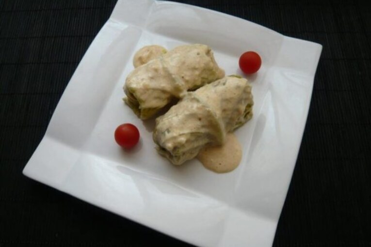 Rollitos de Repollo con salsa de almendras